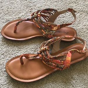 Summer sandal with gems and bohemian colors!